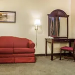 Econo Lodge Inn & Suites Airport