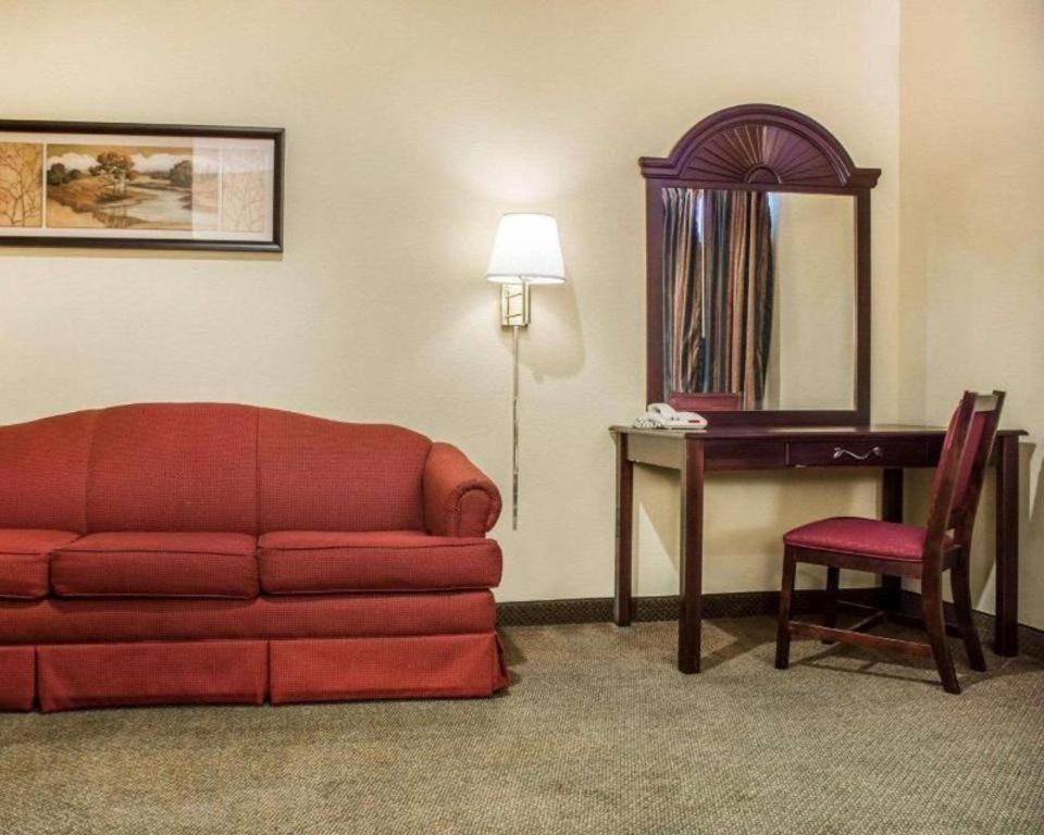 Econo & Airport Hotel 2*