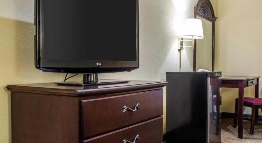 Econo & Airport Hotel