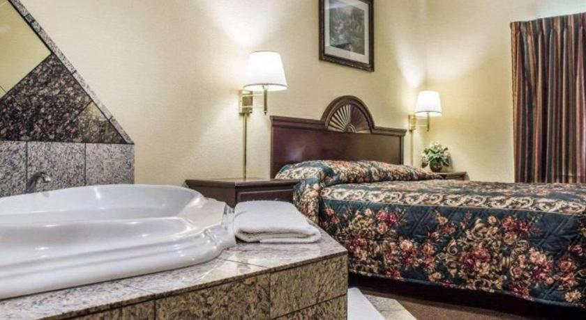 Econo & Airport Hotel 2*