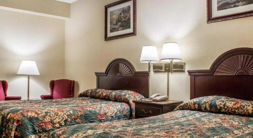 Econo & Airport Hotel